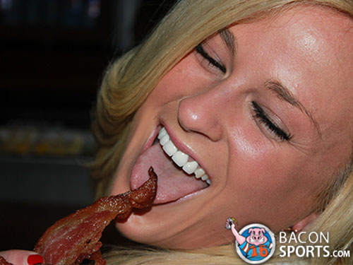 really-hot-girl-eating-bacon-3